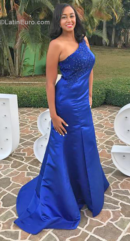 Date this foxy Dominican Republic girl Lina from Santiago De Los Caballeros DO33912