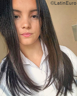 Date this voluptuous Dominican Republic girl Darlin from Santo Domingo DO33963