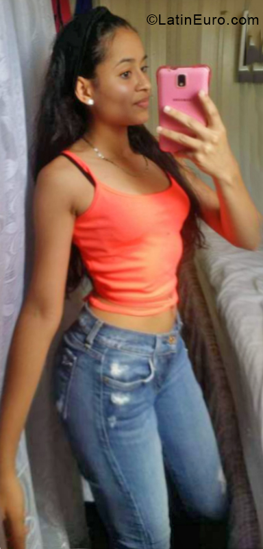 Date this georgeous Dominican Republic girl Paola from Santiago DO34008
