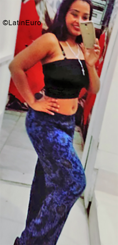 Date this gorgeous Dominican Republic girl Carolina from Santo Domingo DO34013