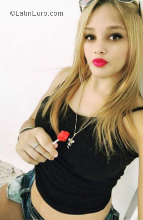 Date this nice looking Dominican Republic girl Marlin from Santo Domingo DO34085