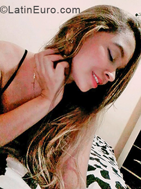 Date this foxy Colombia girl Charlet from cali CO24972