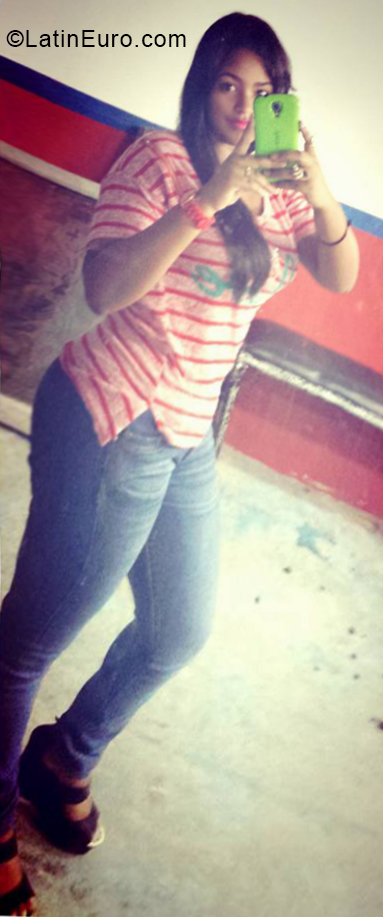 Date this voluptuous Dominican Republic girl Winy from Santo Domingo DO34118