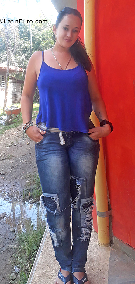 Date this voluptuous Colombia girl Marcela from Cali CO24995