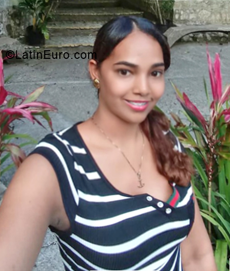 Date this foxy Dominican Republic girl Yuli from Samana DO34139
