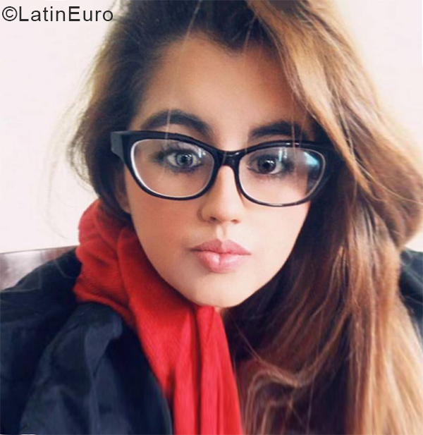 Date this foxy Colombia girl Luna from Medellin CO25083