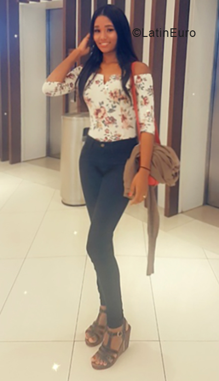 Date this gorgeous Dominican Republic girl Isa from Santo Domingo DO34314