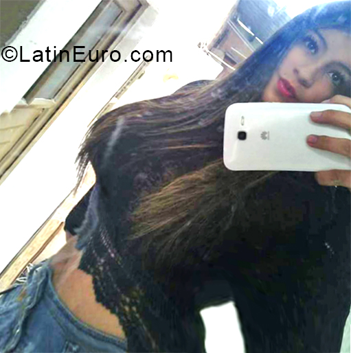 Date this young Colombia girl Yayis from Bogota CO25125