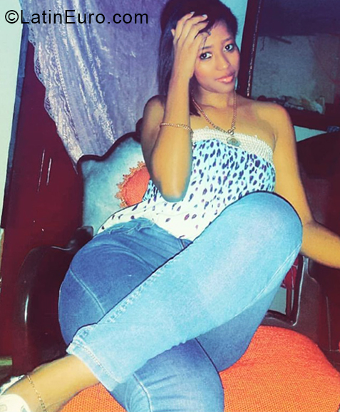 Date this athletic Dominican Republic girl Relyin from Santiago DO34344