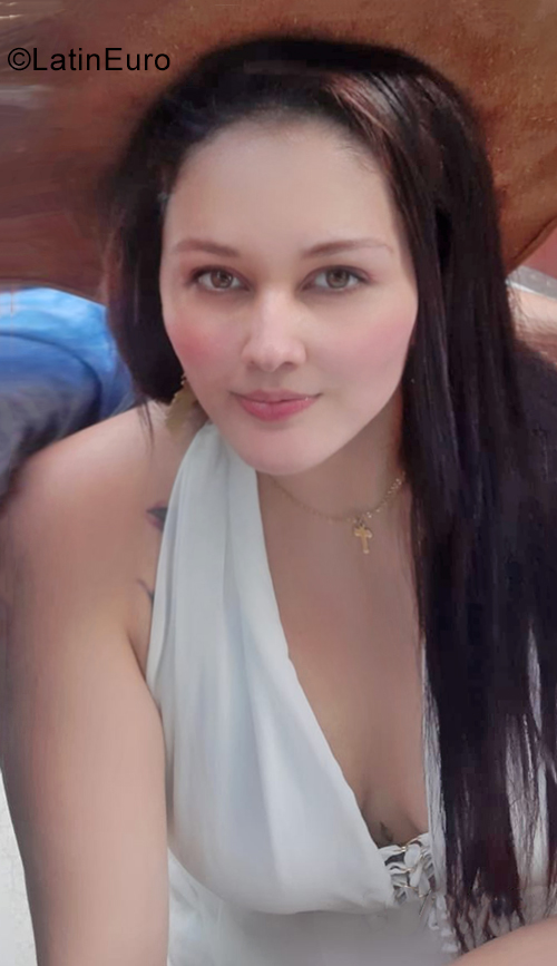 Date this happy Colombia girl Daniela from Neiva CO25196