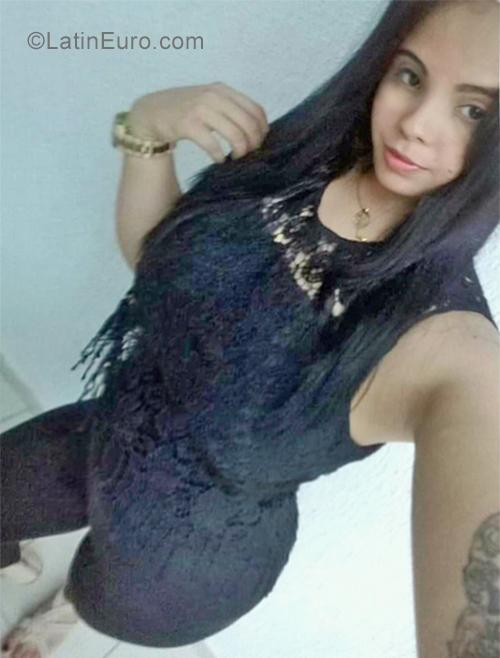Date this stunning Venezuela girl Mia from Maracaibo VE2294