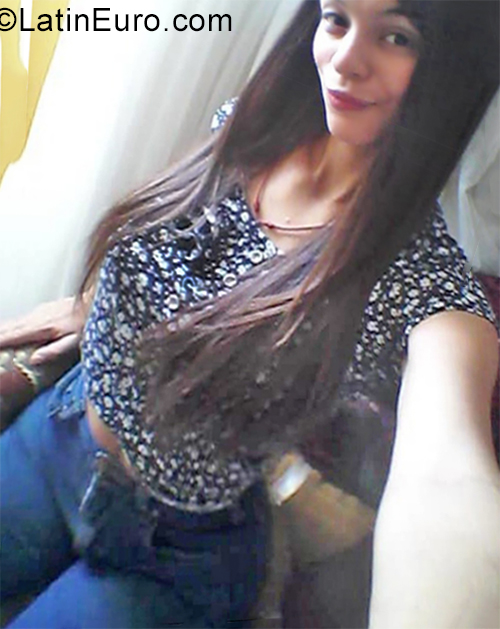 Date this nice looking Venezuela girl Karen from Maracaibo VE2311