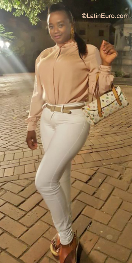 Date this hard body Dominican Republic girl Evelyn from Santo Domingo DO34587