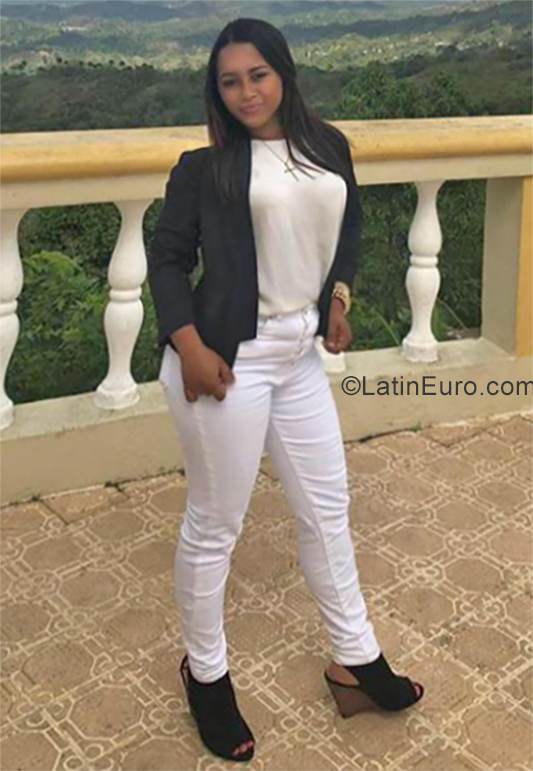 Date this happy Dominican Republic girl Erika from Santo Domingo DO34602