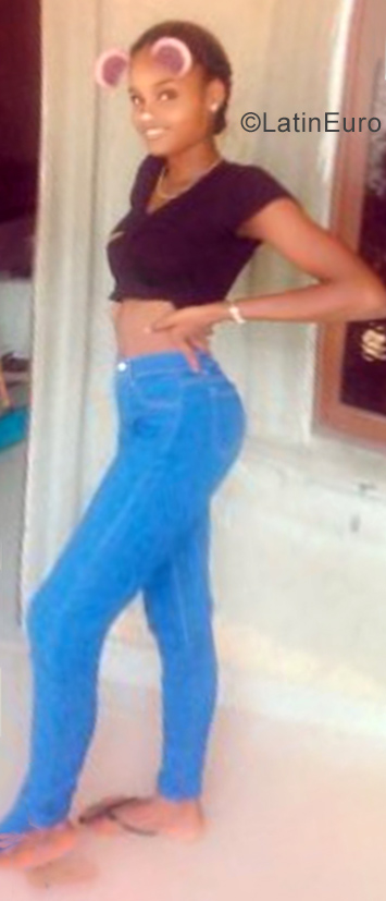 Date this foxy Dominican Republic girl Paulina from Santo Domingo DO34652