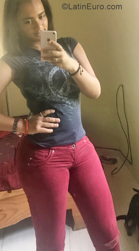 Date this voluptuous Dominican Republic girl Anyelie from Santo Domingo DO34681