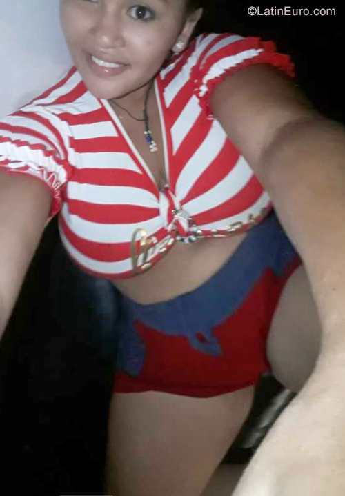 Date this happy Colombia girl Angela from Cartagena CO25408