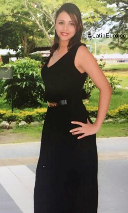 Date this nice looking Colombia girl Fernanda from Buga CO25448
