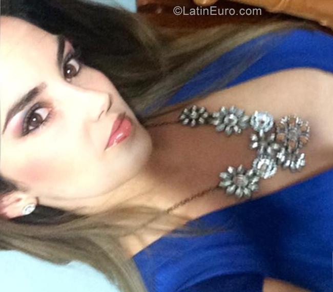 Date this stunning Cuba girl Leydia from Havana CU529