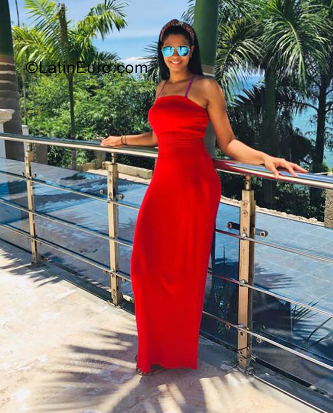 Date this funny Dominican Republic girl Yeimy from Mao DO35011