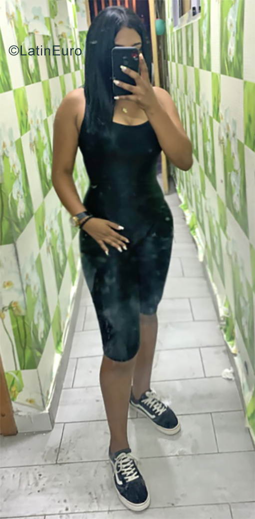 Date this voluptuous Dominican Republic girl Isairia from Santo Domingo DO35038