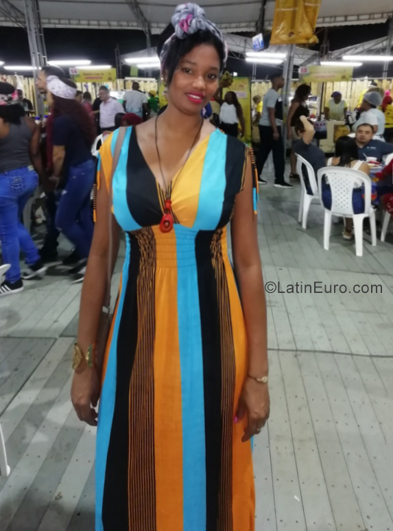 Date this funny Colombia girl Alys from Cali CO25497