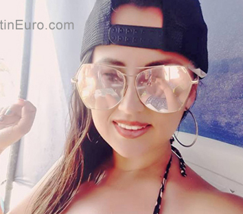 Date this voluptuous Colombia girl Carolina from Ibague CO25508