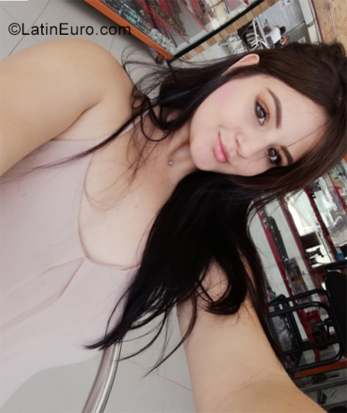 Date this charming Colombia girl Carolina from Medellín CO25516