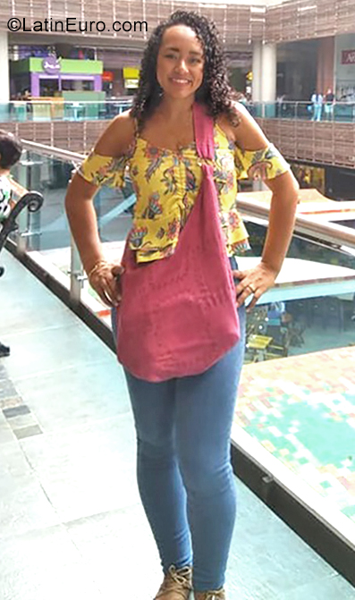 Date this beautiful Colombia girl Anita from Cali CO25524