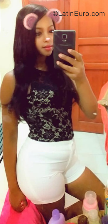 Date this voluptuous Dominican Republic girl Elisa from Santiago DO35223