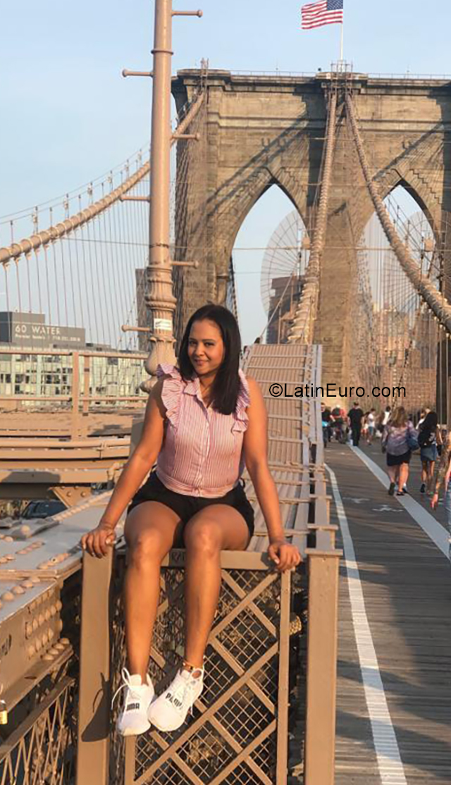 Date this attractive Colombia girl Dayana from Bogota CO25664