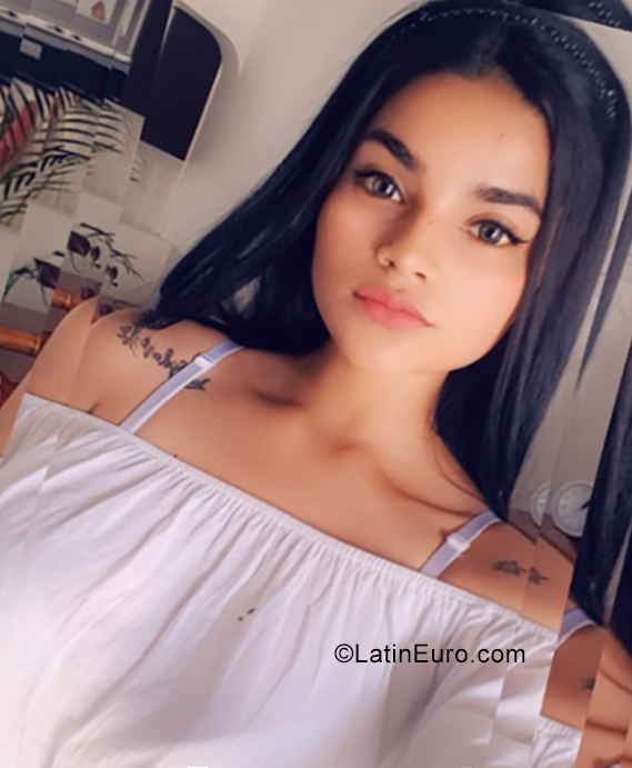 Date this georgeous Colombia girl Camila from Bogota CO25683