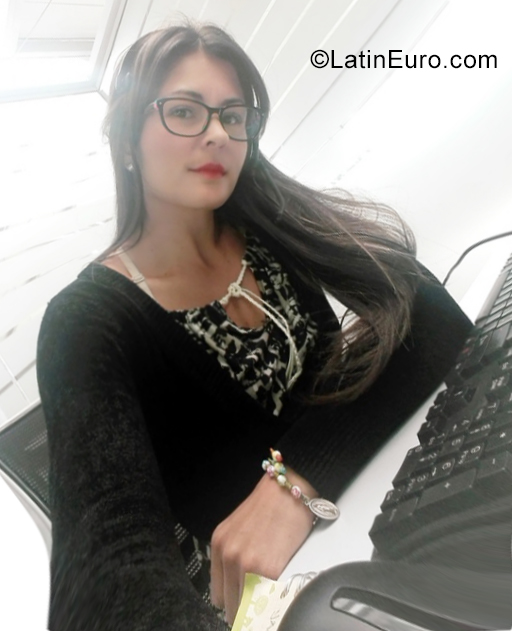 Date this hard body Colombia girl Samanta from b CO25700