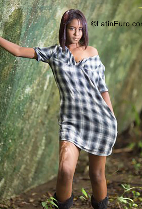 Date this sensual Dominican Republic girl Sofia from Santo Domingo DO35401