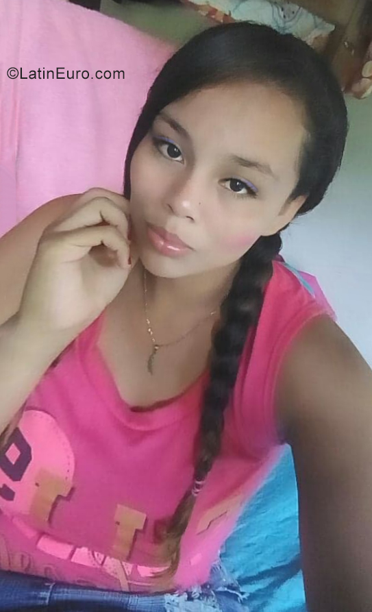 Date this pretty Colombia girl Lina from Ibaque CO25756