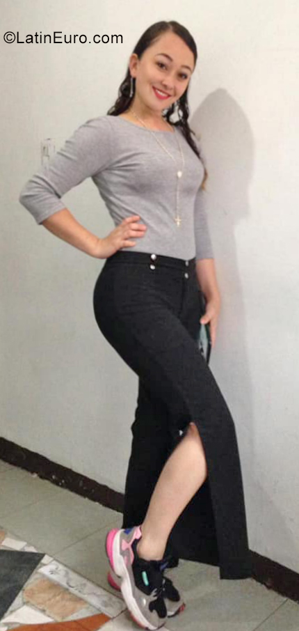 Date this gorgeous Colombia girl Claudia from Manizales CO25772