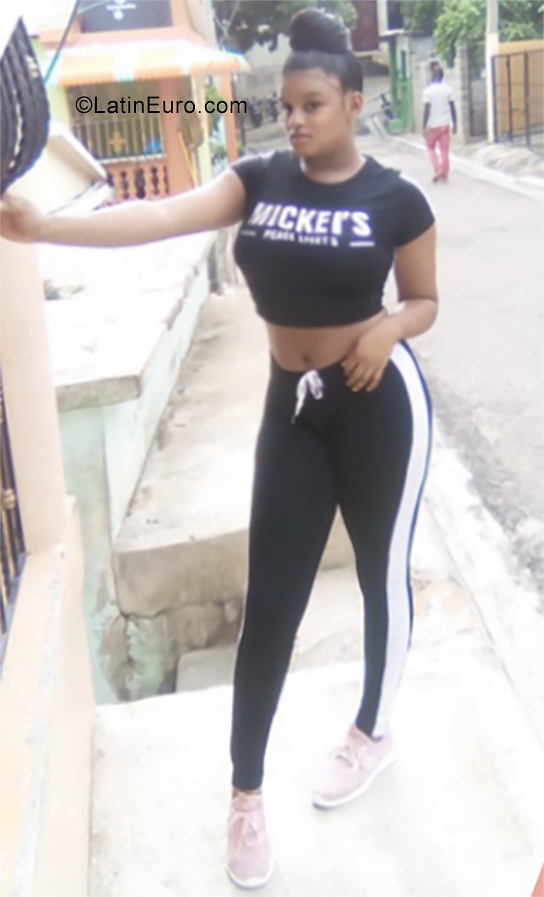 Date this foxy Dominican Republic girl Crismary from Puerto Plata DO35479