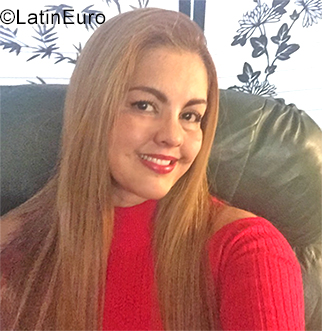 Date this voluptuous Colombia girl Nath from Armenia CO25787