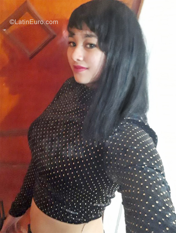 Date this nice looking Colombia girl Rosa from Bogota CO25807