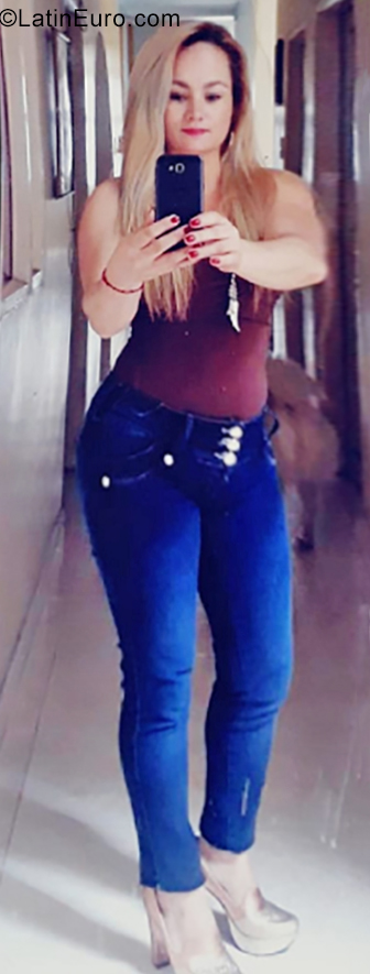 Date this sensual Colombia girl Luciana from Armenia CO25808