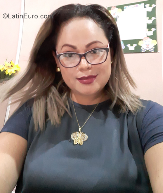 Date this athletic El Salvador girl Roxana from San Salvador SV98