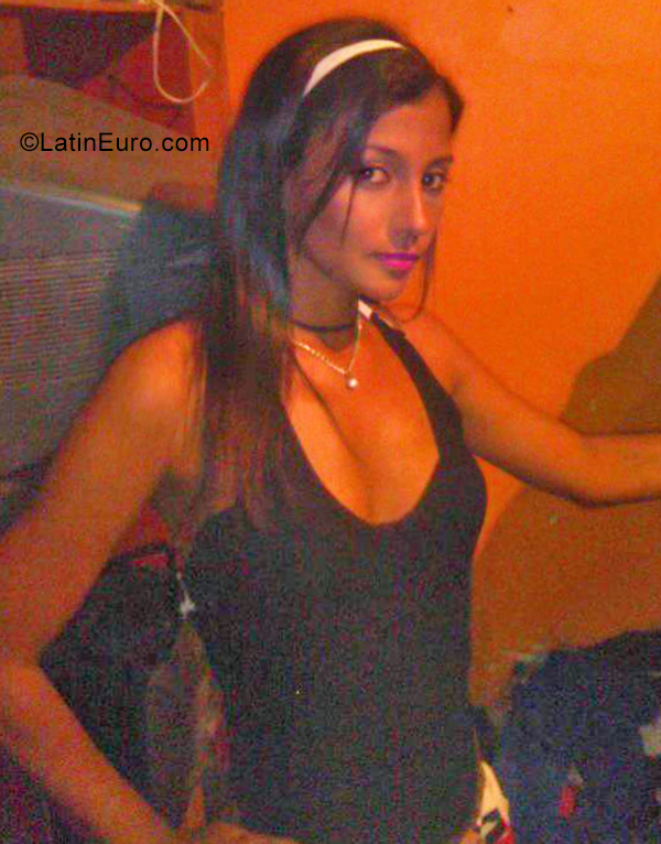 Date this sensual Venezuela girl Chaly from Cabudare VE2570