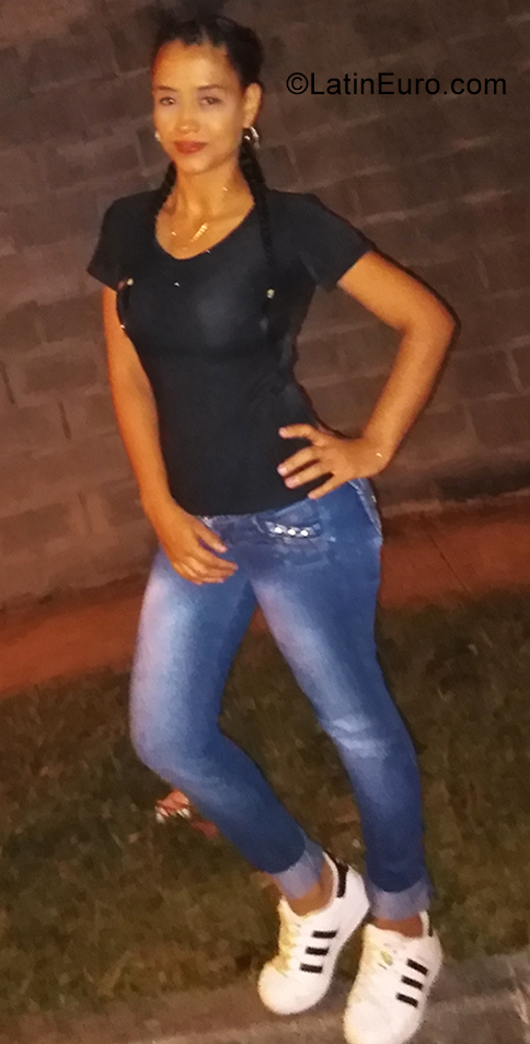 Date this sensual Colombia girl Yenireth from Cali CO25863