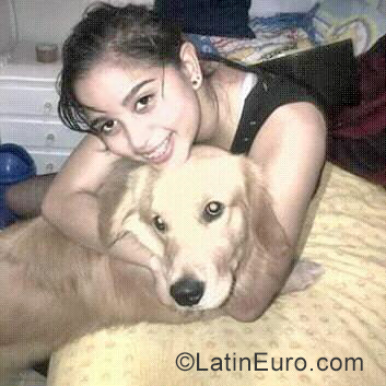 Date this foxy Venezuela girl Desiree from Caracas VE2599