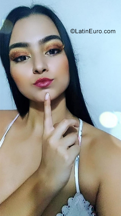 Date this voluptuous Colombia girl Dani from Medellin CO25884
