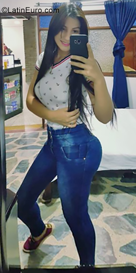 Date this voluptuous Colombia girl Kelly from Cucuta CO25892