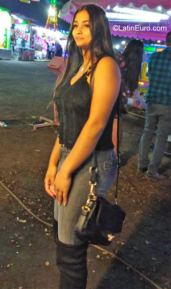 Date this pretty Mexico girl Maryana from Guadalajara MX1676