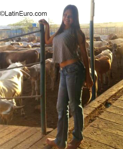 Date this voluptuous Venezuela girl Gray from El Tigre VE2618