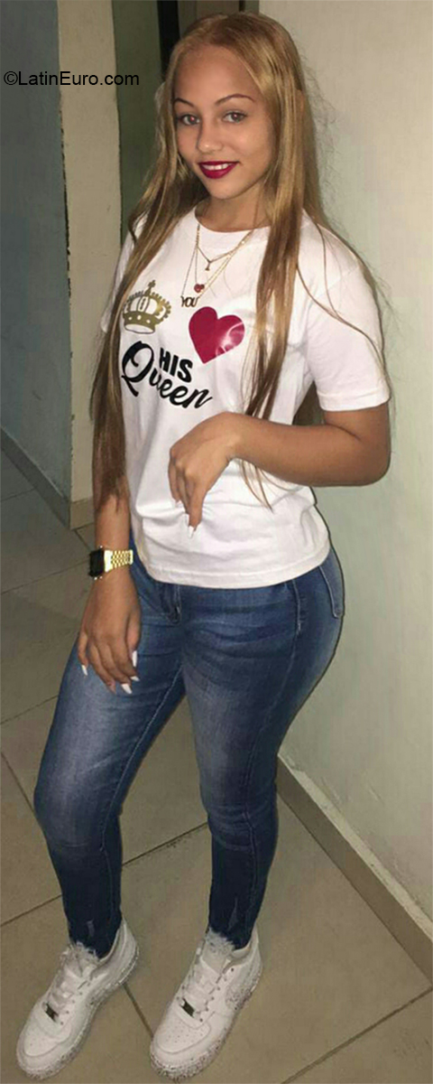 Date this voluptuous Dominican Republic girl Andrea from Santo Domingo DO35812