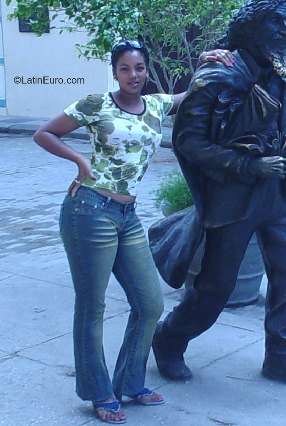 Date this delightful Cuba girl Yurisia from Havana CU575